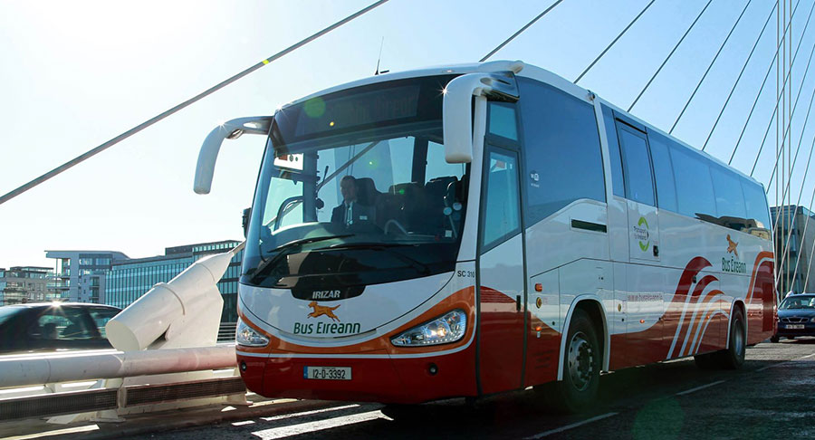 Z autobusu Bus Éireann podczas jazdy wypadły drzwi