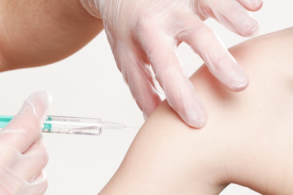 Bezpłatne szczepienia przeciwko HPV dla chłopców w szkołach średnich od września