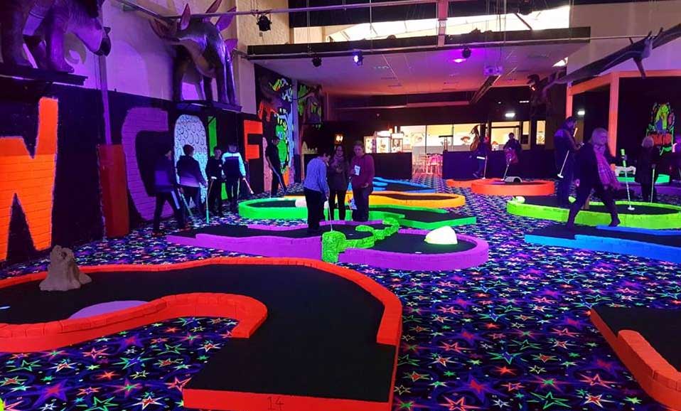 Neonowy minigolf i centrum wirtualnej rzeczywistości w Oranmore