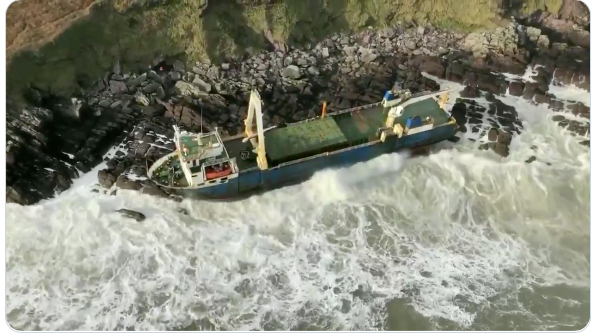 Statek widmo rozbił się o skały w Cork – film